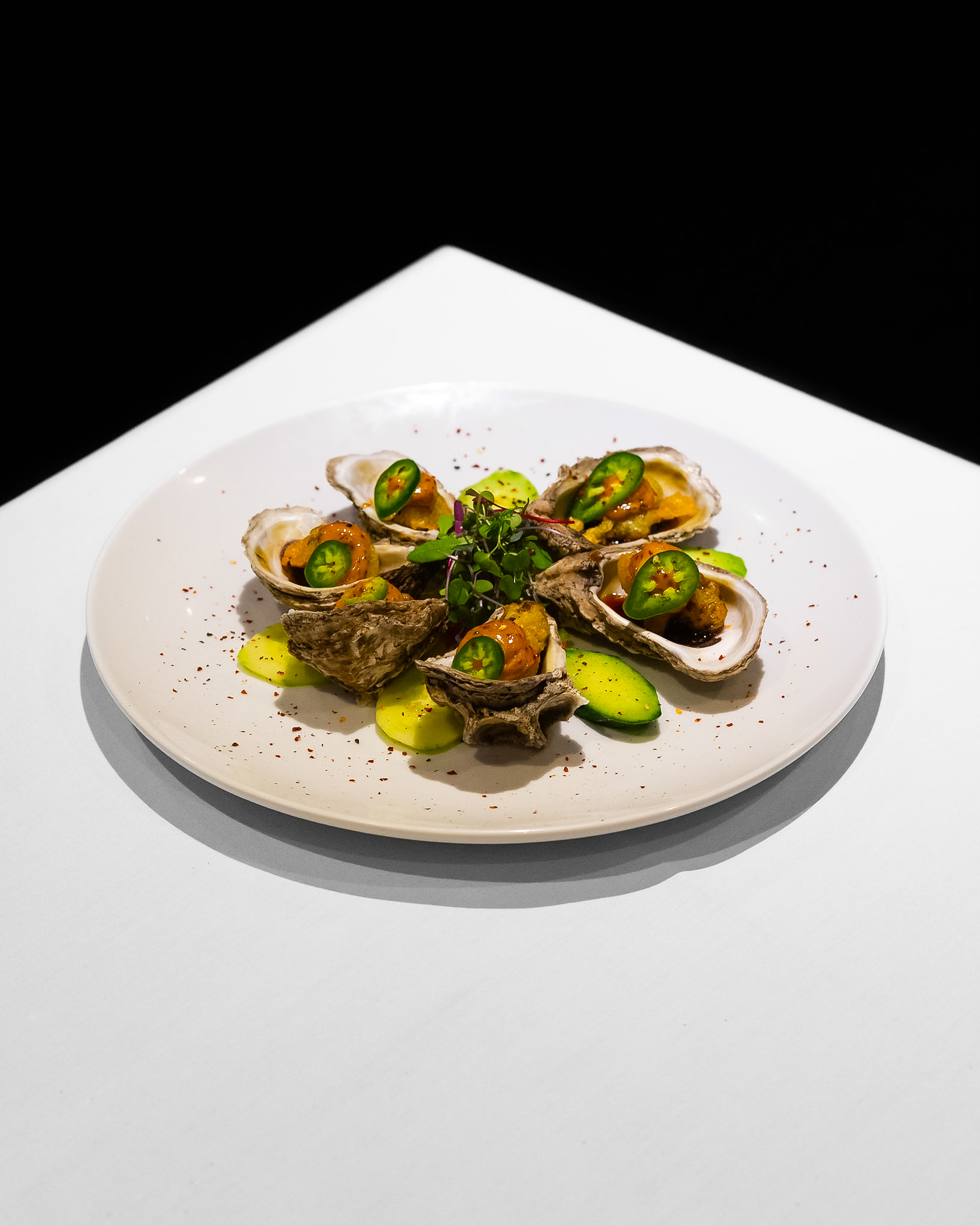 Spicy shrimp oysters with jalapeño and avocado